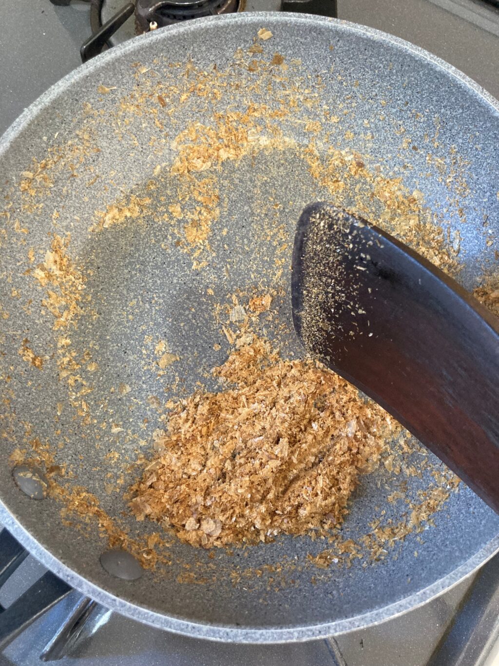 鰹節をフライパンで水分を飛ばす